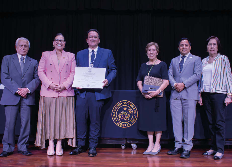 Docente Homenaje Trayectoria Literaria FADCOM