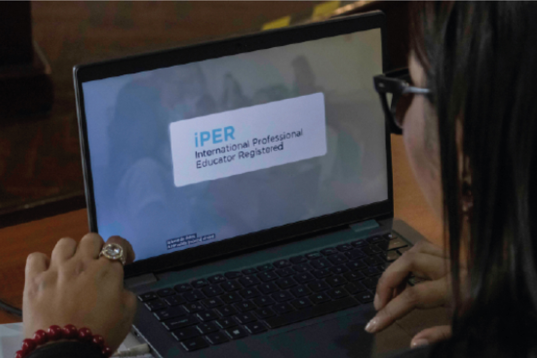 certificación internacional iPERiPEER docentes FADCOM ESPOL