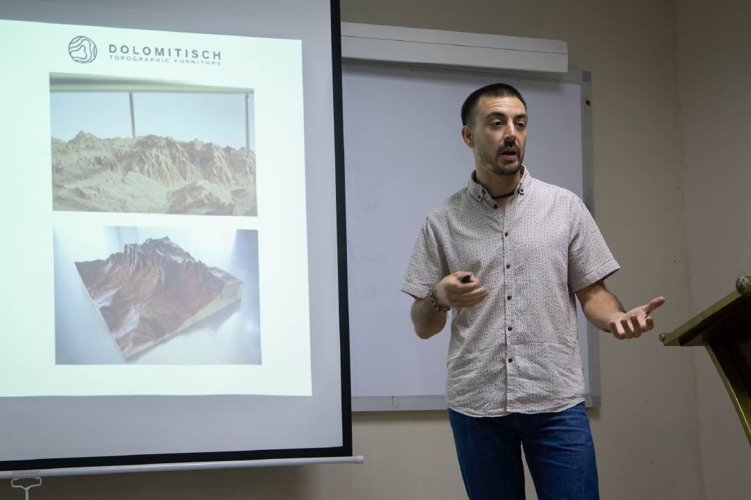 Mobiliario Topográfico en FADCOM: diseño que traduce territorio en producto