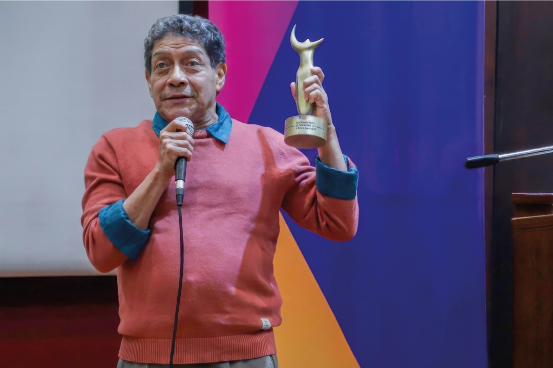 Docente-de-FADCOM,-Lucho-Mueckay,-recibe-dos-reconocimientos-por-su-trayectoria-y-aporte-a-las-artes-escénicas
