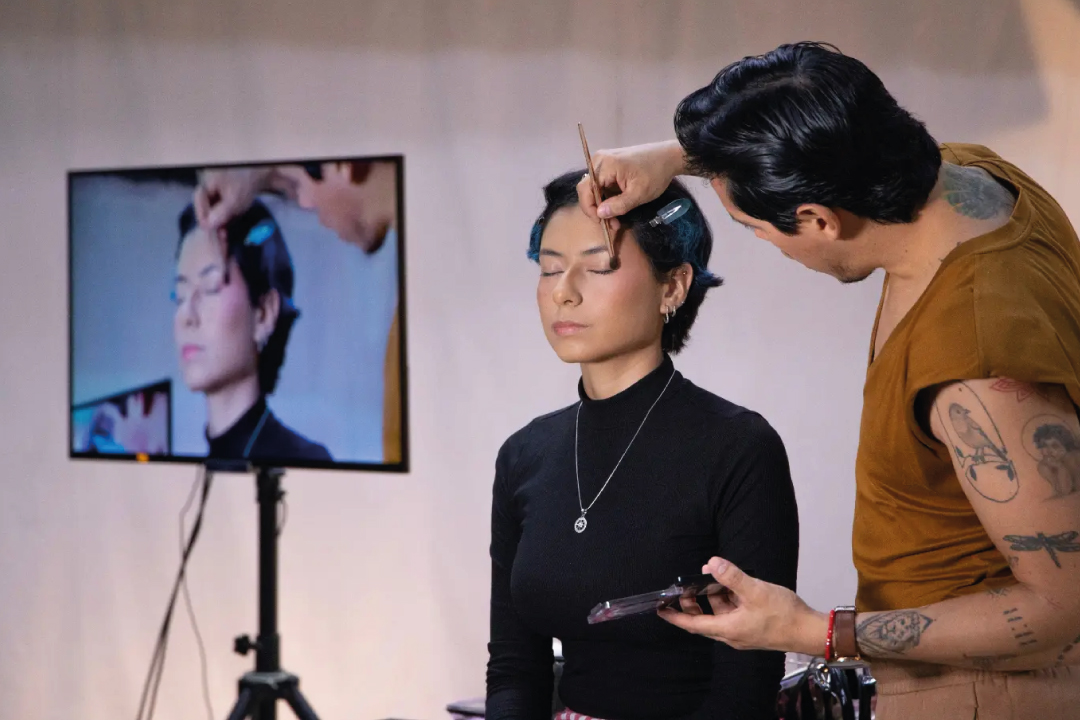 Estudiantes-fortalecen-sus-competencias-audiovisuales-en-taller-de-maquillaje-para-medios