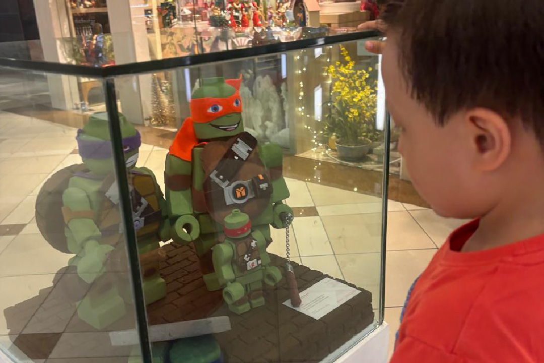 Estudiantes de FADCOM presentan una exposición inspirada en figuras tipo LEGO en San Marino
