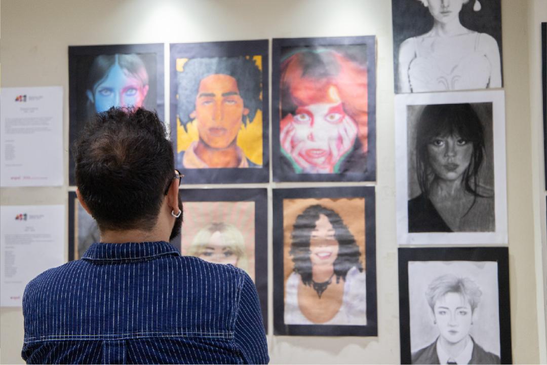 Un encanto adorna tu rostro: exploraciones del retrato