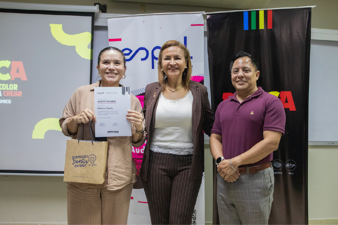 Estudiantes de FADCOM desarrollan propuestas de exhibidores para Prisma IV Edición