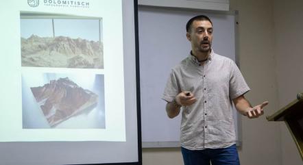 Mobiliario Topográfico en FADCOM: diseño que traduce territorio en producto