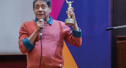 Docente-de-FADCOM,-Lucho-Mueckay,-recibe-dos-reconocimientos-por-su-trayectoria-y-aporte-a-las-artes-escénicas