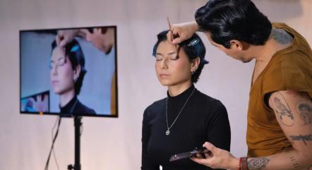 Estudiantes-fortalecen-sus-competencias-audiovisuales-en-taller-de-maquillaje-para-medios
