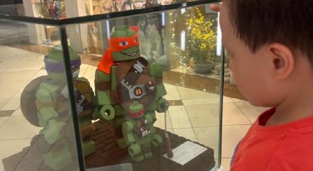 Estudiantes de FADCOM presentan una exposición inspirada en figuras tipo LEGO en San Marino