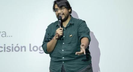 Richard Onofre compartió con estudiantes de FADCOM las claves para gestionar proyectos audiovisuales desde la industria