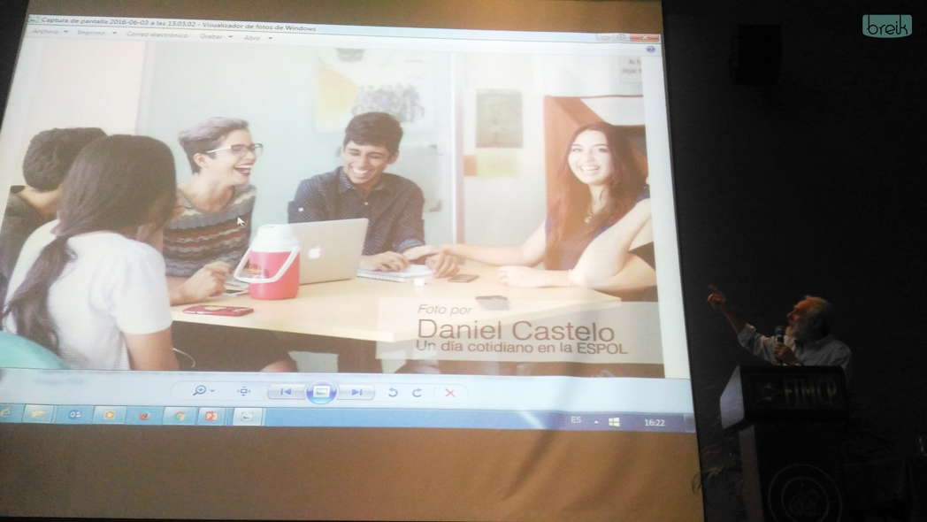 Massuco analiza una de las imágenes ganadoras en el concurso “Un día cotidiano en Espol”. La imagen pertenece al docente de Edcom Daniel Castelo.